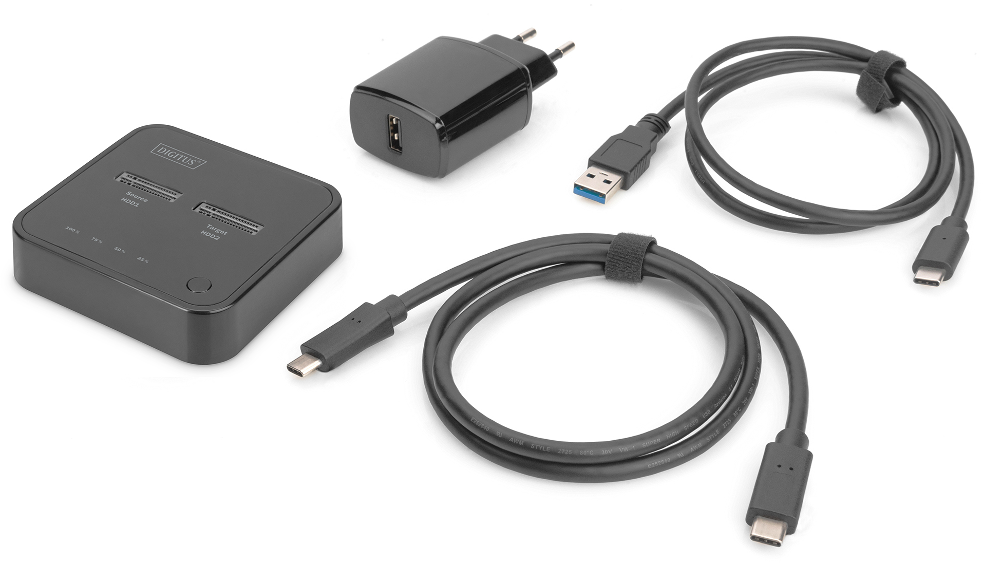Eine Sammlung von technischem Zubehör: ein Hub, ein Ladegerät und Kabel, angeordnet auf weißem Hintergrund.