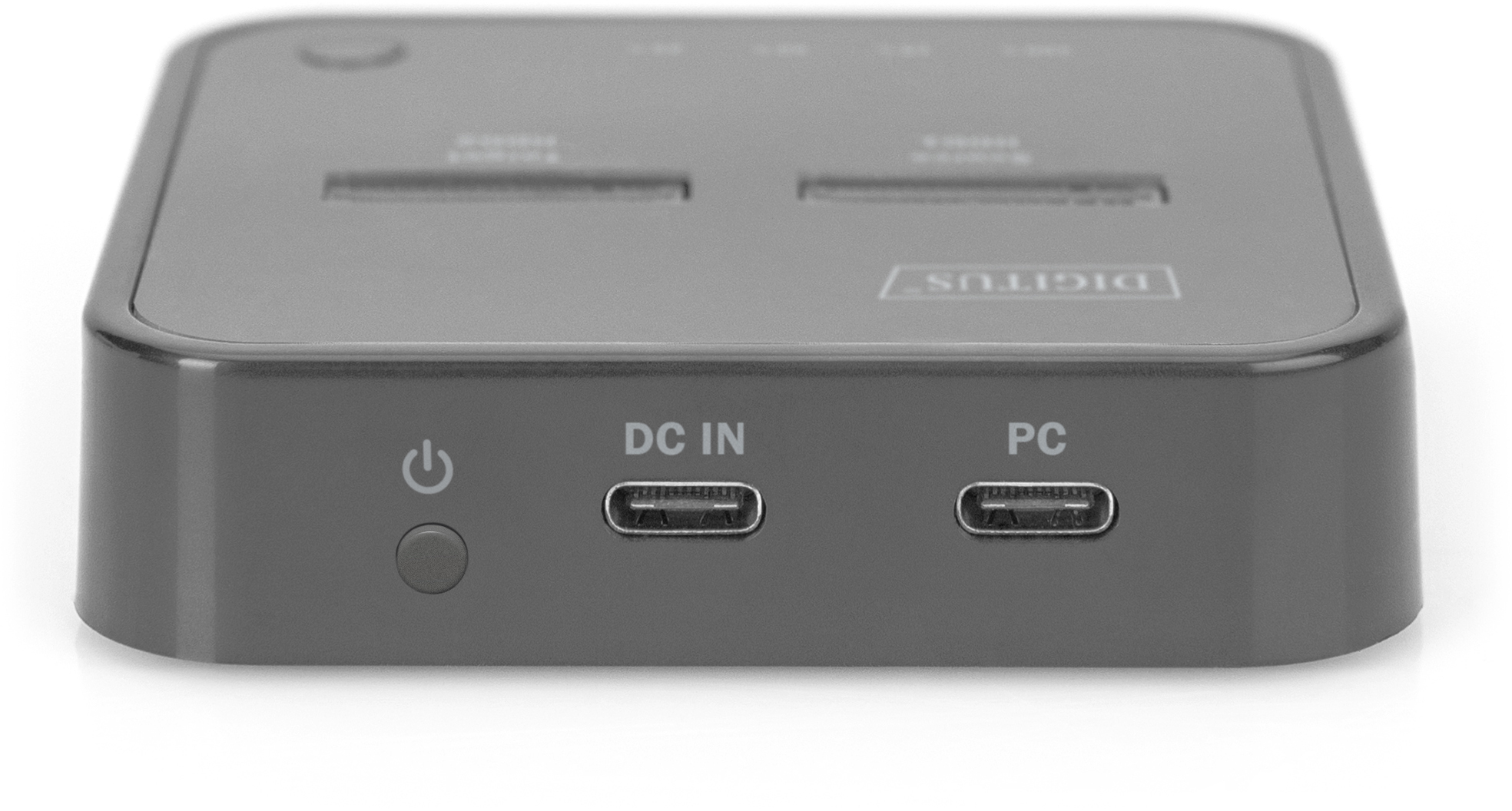 Ein graues Gerät mit Ein-/Aus-Taste, DC IN- und PC-Anschlüssen.