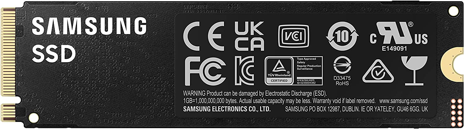 SSD Samsung negra con etiquetas, iconos y texto. La SSD tiene conectores dorados.