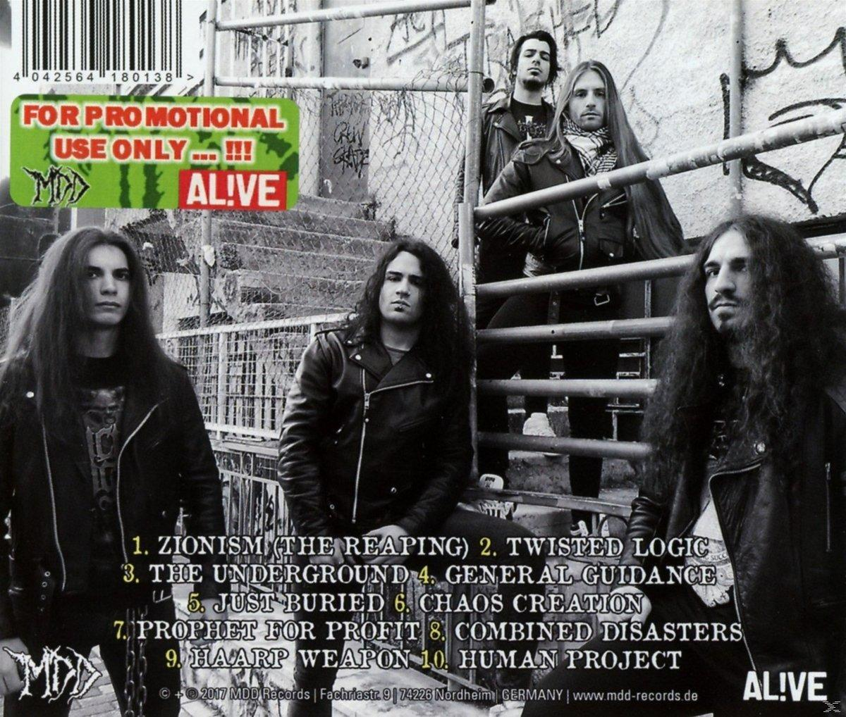 Albumcover einer Metal-Band. Die Bandmitglieder sind vorne. Text: Alive und Bandname.