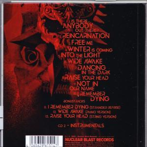 Album-Rückseite. Rot und Schwarz. Text listet Songtitel auf. Schädel- und Rosenbilder.