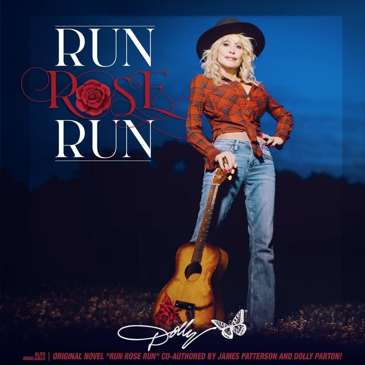 Dolly Parton steht mit einer Gitarre und bewirbt ihren Roman "Run Rose Run".