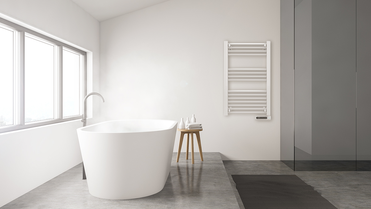 Un baño blanco moderno. Hay una bañera, un toallero y un taburete. La habitación tiene ventanas grandes y un diseño minimalista.