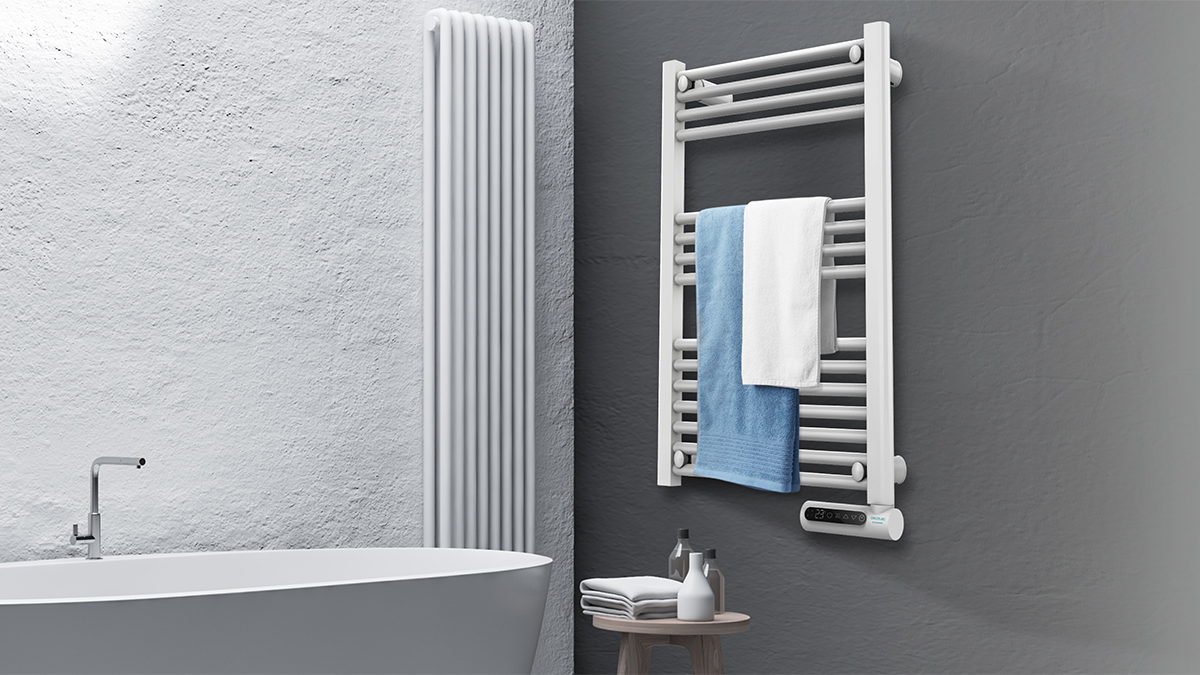 Una escena de baño con un toallero blanco, una toalla azul y blanca, una bañera y un radiador en paredes grises y blancas.