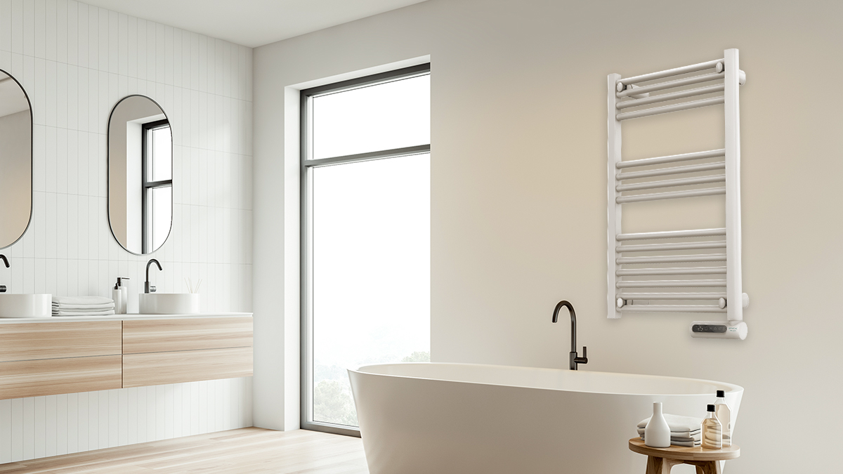 Baño moderno con bañera blanca, toallero y lavabo. Ventana grande proporciona luz natural. Suelo de madera y paredes beige.