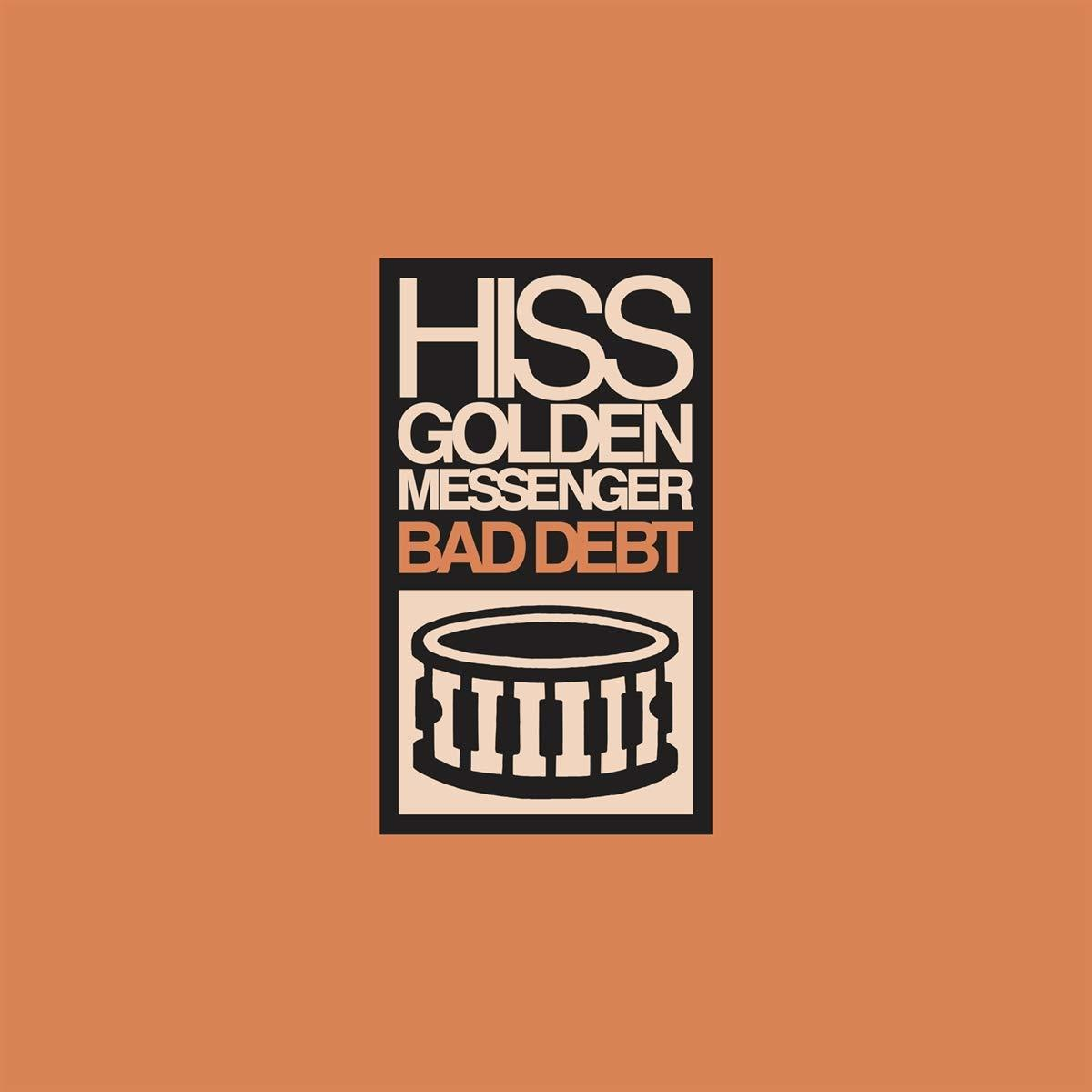 Albumcover 'Bad Debt' von Hiss Golden Messenger. Oranger Hintergrund, schwarzer Text und Trommel.