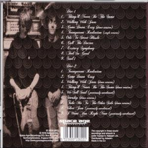 Die Rückseite einer CD-Hülle mit Titellisten und Credits, mit zwei Personen und einer Gitarre.