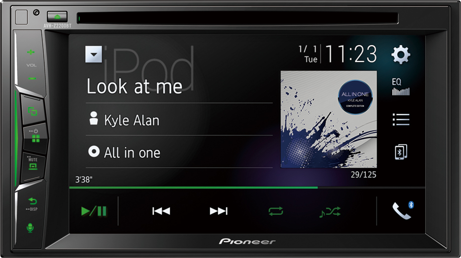 Autórádió képernyővel, zeneszám infóval. Szöveg: iPod, Kyle Alan. Fekete háttér.