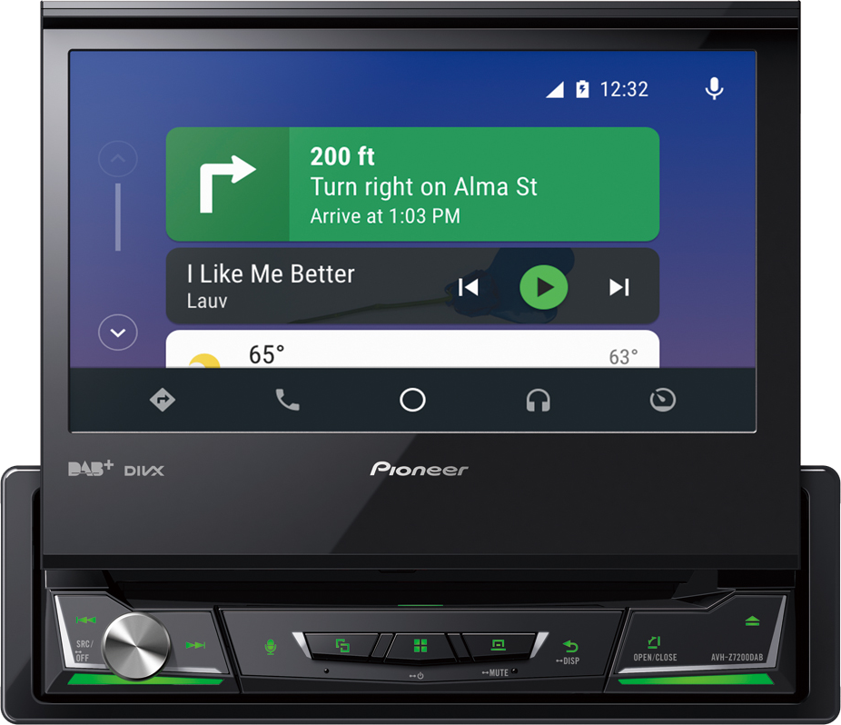 Autórádió képernyője navigációt és zenét mutat. Navigációs utasítások és az 'I Like Me Better' című dal.