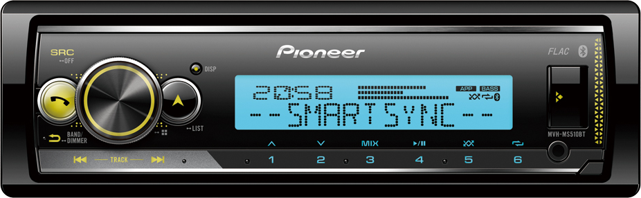 Pioneer autórádió digitális kijelzővel, amely az időt és a 'SMARTSYNC'-et mutatja.