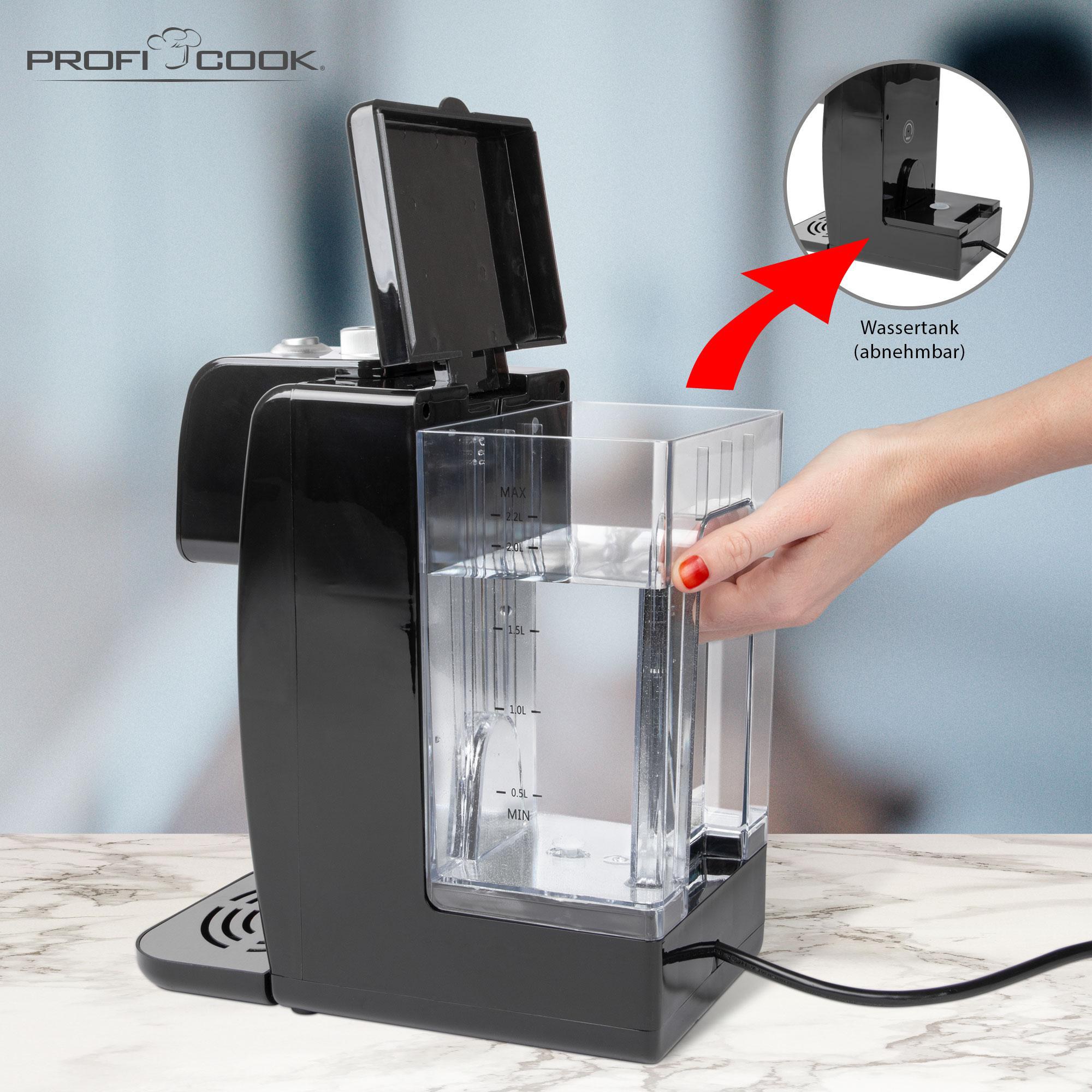 Eine schwarze Kaffeemaschine mit Wassertank. Eine Hand hält den Wassertank.