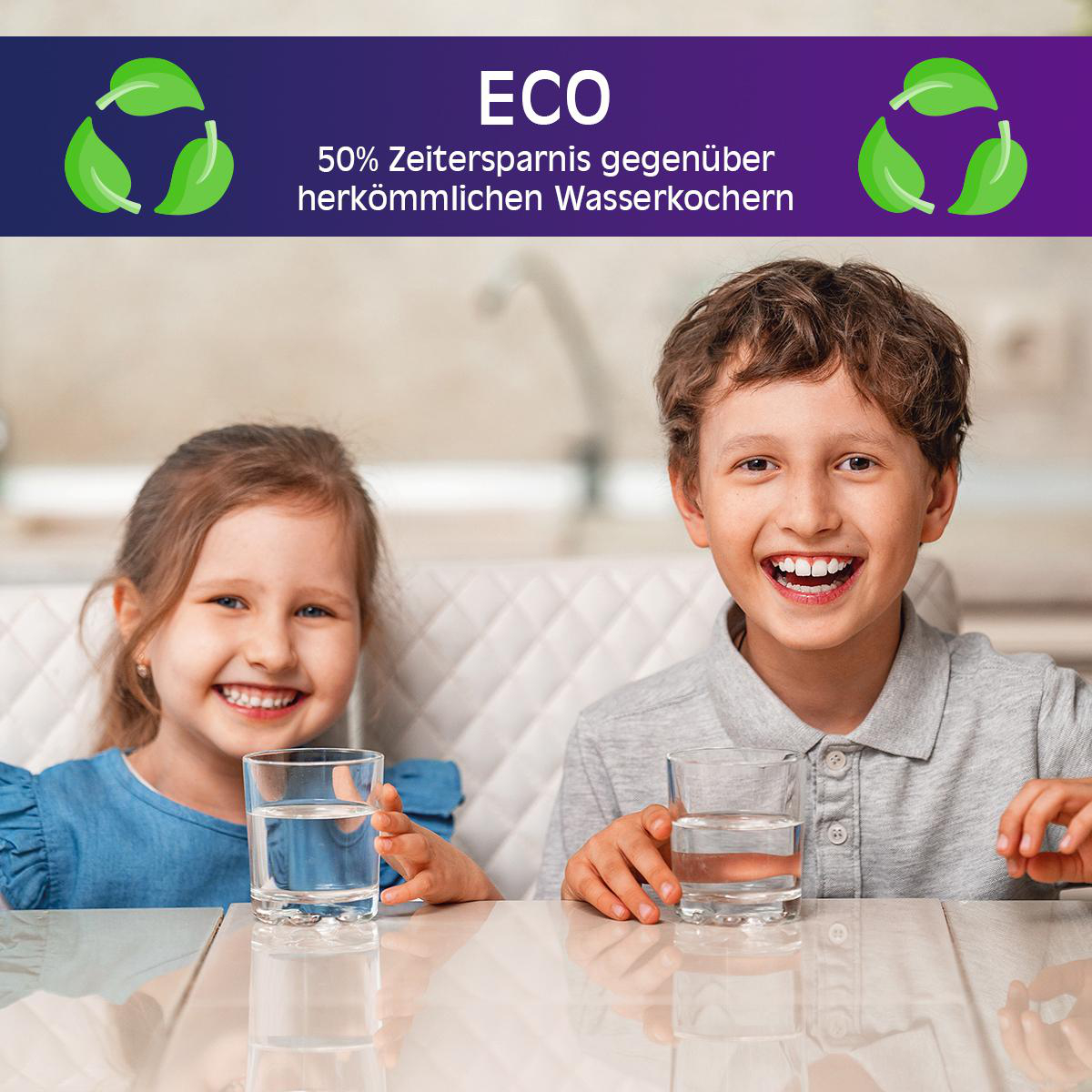 Zwei lächelnde Kinder halten Wassergläser, darüber ein ECO-Label.