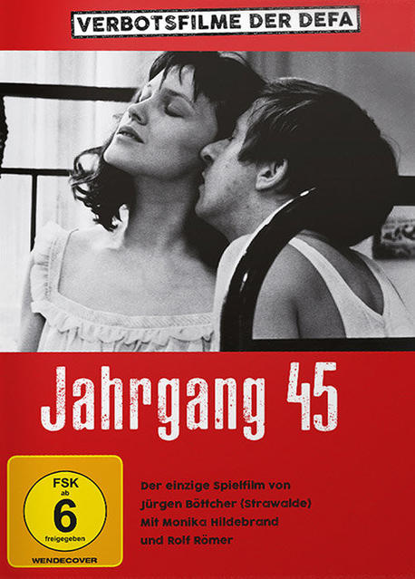 DVD-Cover für Jahrgang 45, mit einem Schwarzweißbild eines Mannes, der eine Frau am Hals küsst.