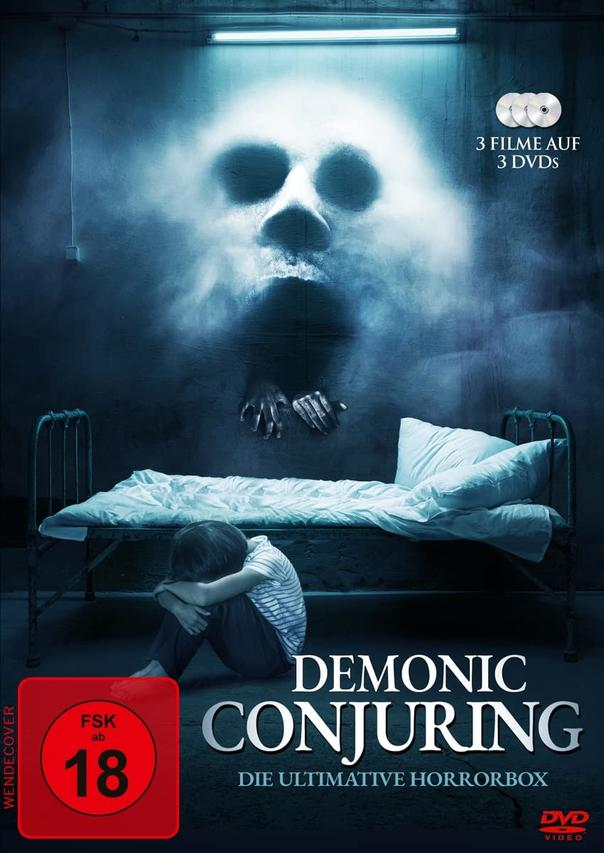 DVD-Cover von 'Demonic Conjuring'. Ein gruseliges Gesicht und ein Bett in einem dunklen Raum. Horrorthema.