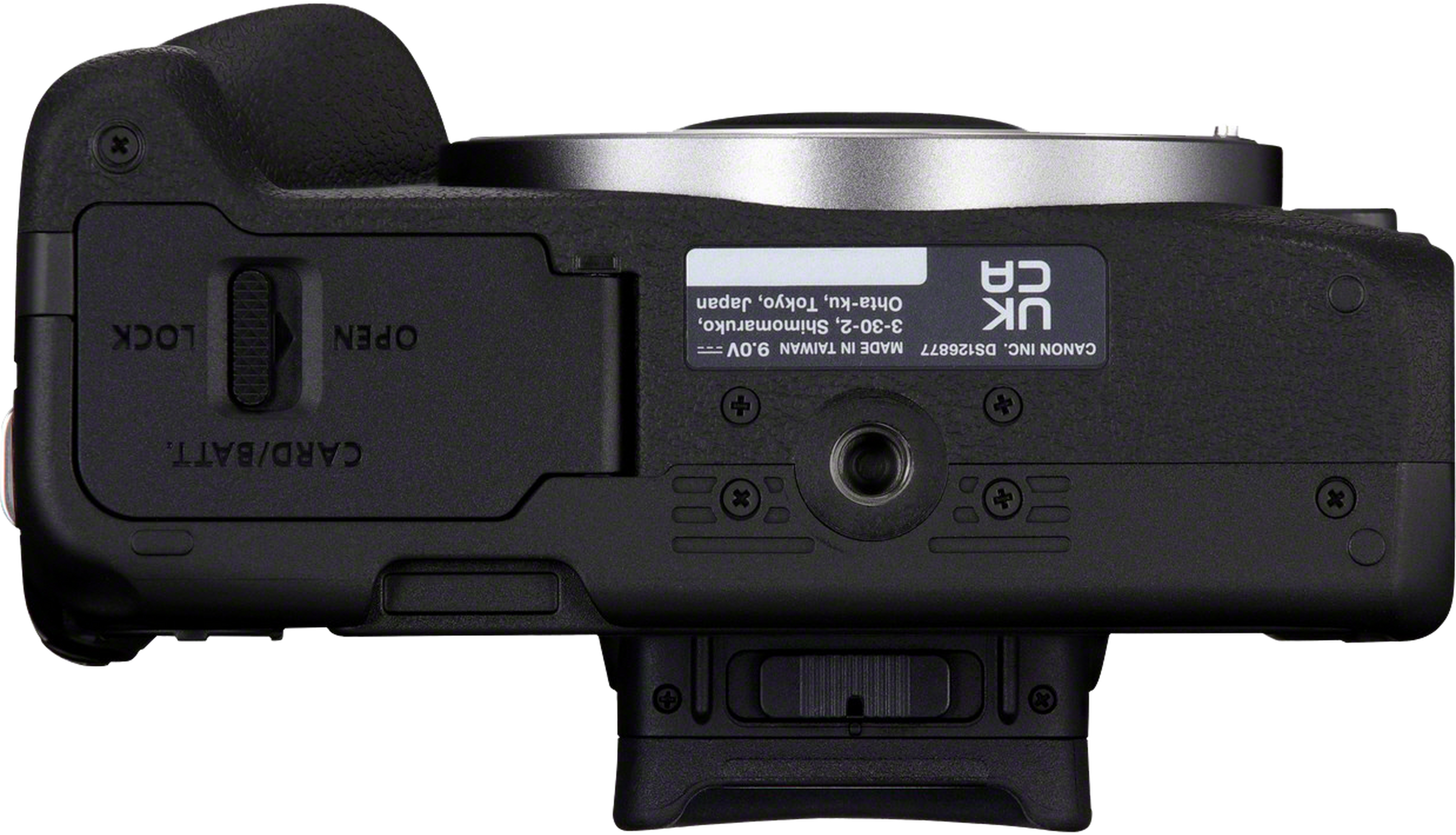 Unteransicht einer Canon Kamera. Schwarzes Gehäuse mit verschiedenen Anschlüssen und Etiketten. Weißer Hintergrund.