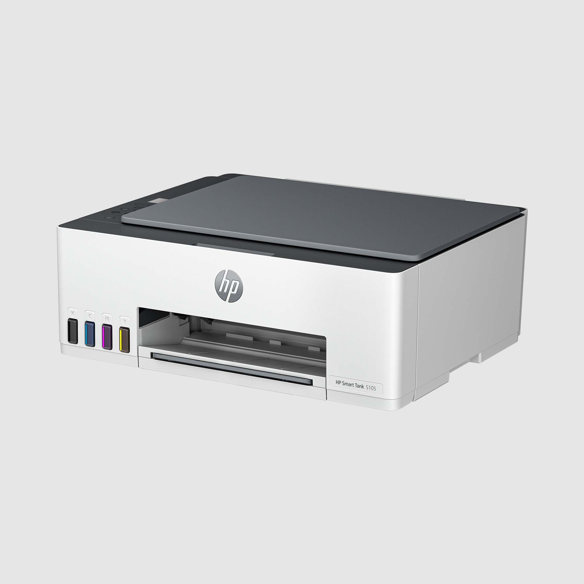 Ein weißer HP-Drucker mit grauem Deckel. Er hat Tintenpatronen und ein Papierfach. Der Hintergrund ist einfarbig weiß.