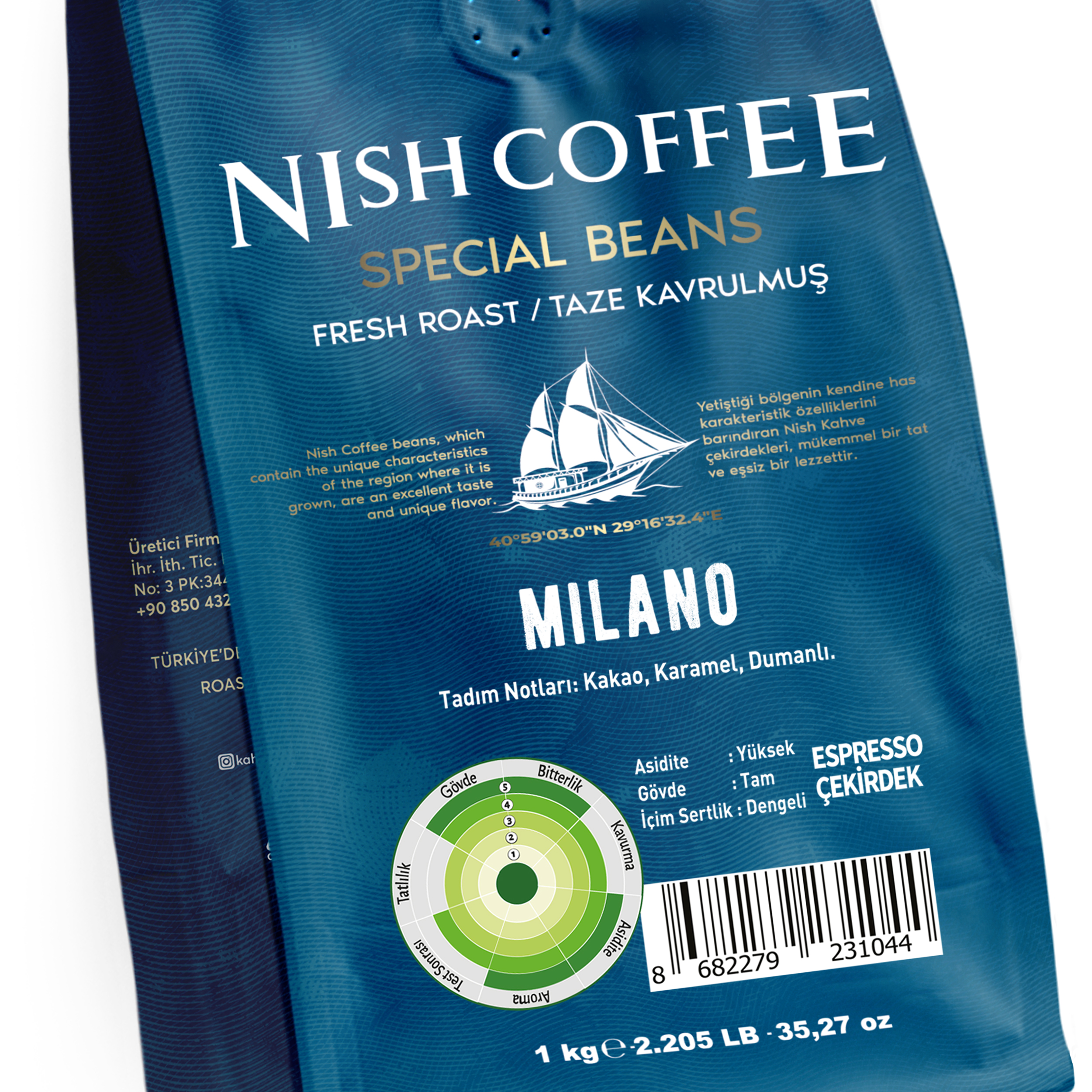 "Nish Coffee" ifadesini ve bir grafik içeren, ürün bilgilerini detaylandıran kahve poşeti.