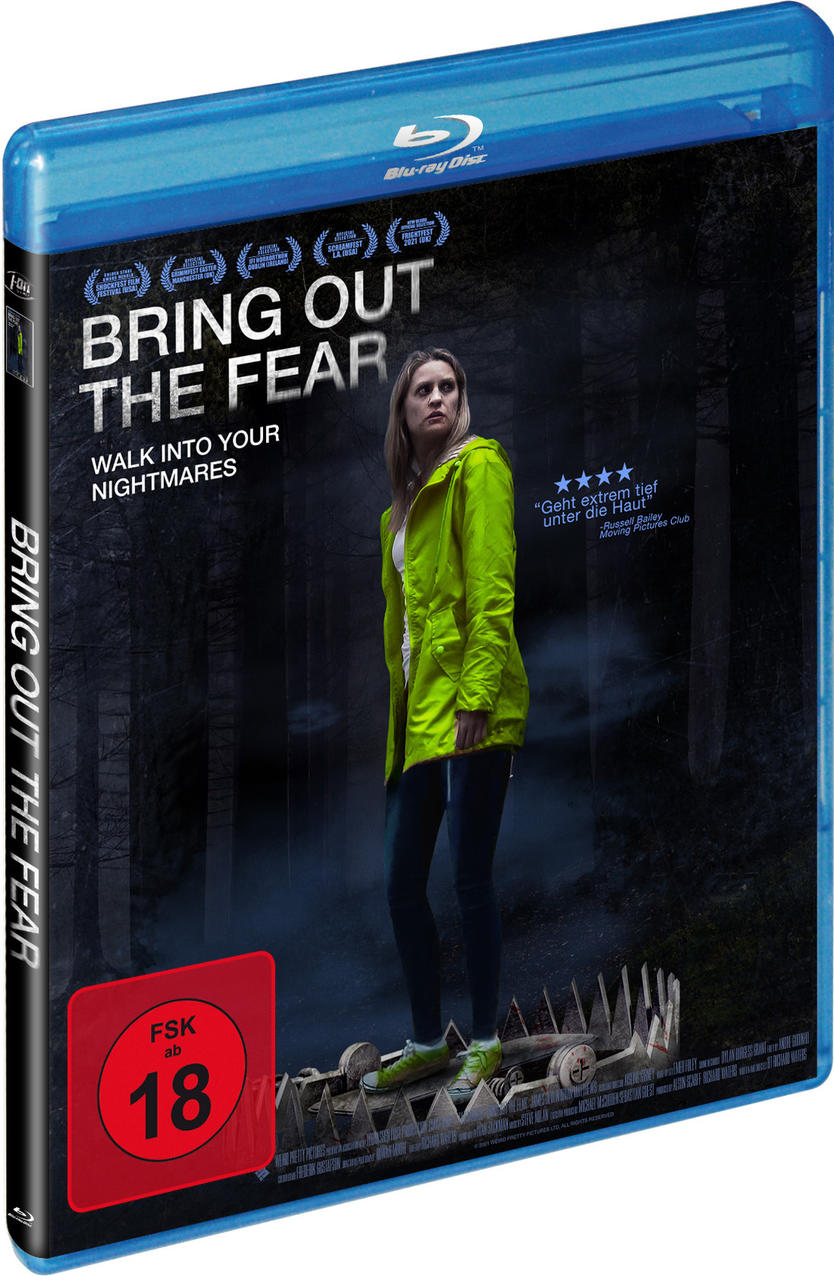 Filmcover: Frau in gelber Jacke steht auf Falle in dunklem Wald. Filmtitel.