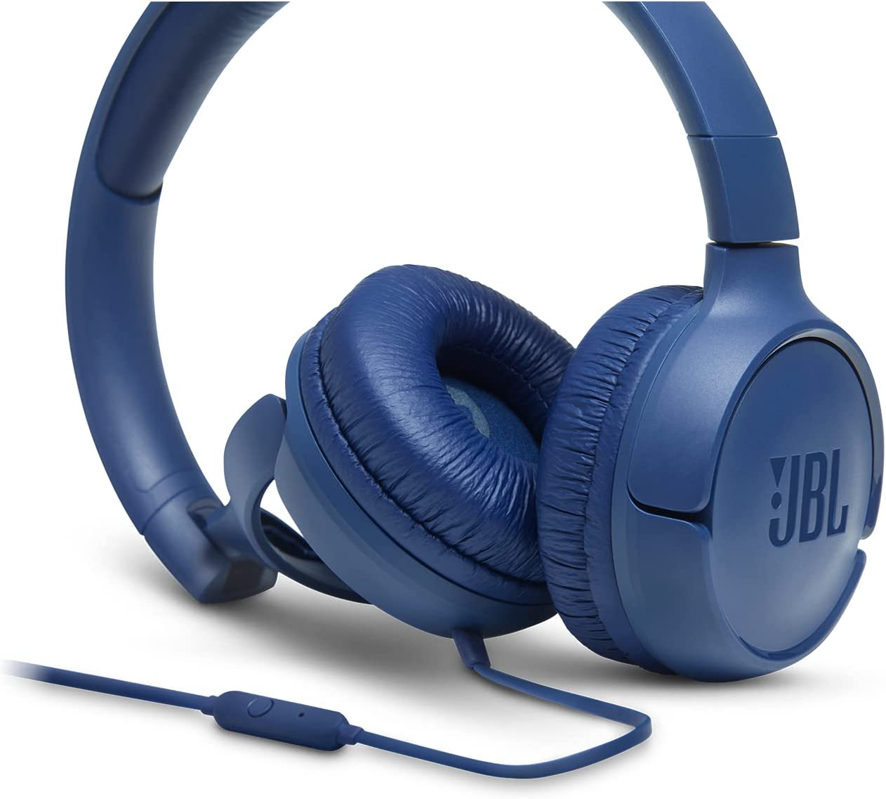 Mavi JBL kulaklık, kulak üstü tasarım, mavi kablo ve hat içi kontrollerle.