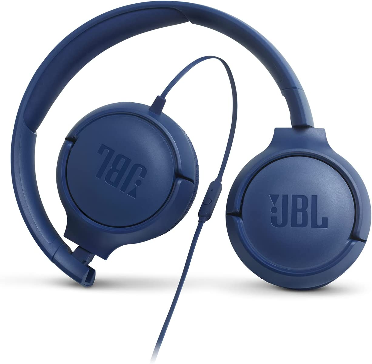 Mavi JBL kulaklık, kablo ve kulaklık başlıkları. Beyaz zemin.