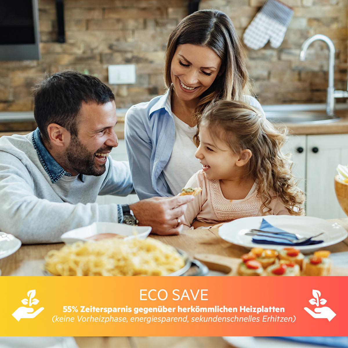 Familie isst zusammen am Tisch. Essen auf dem Tisch. Text: Eco Save.