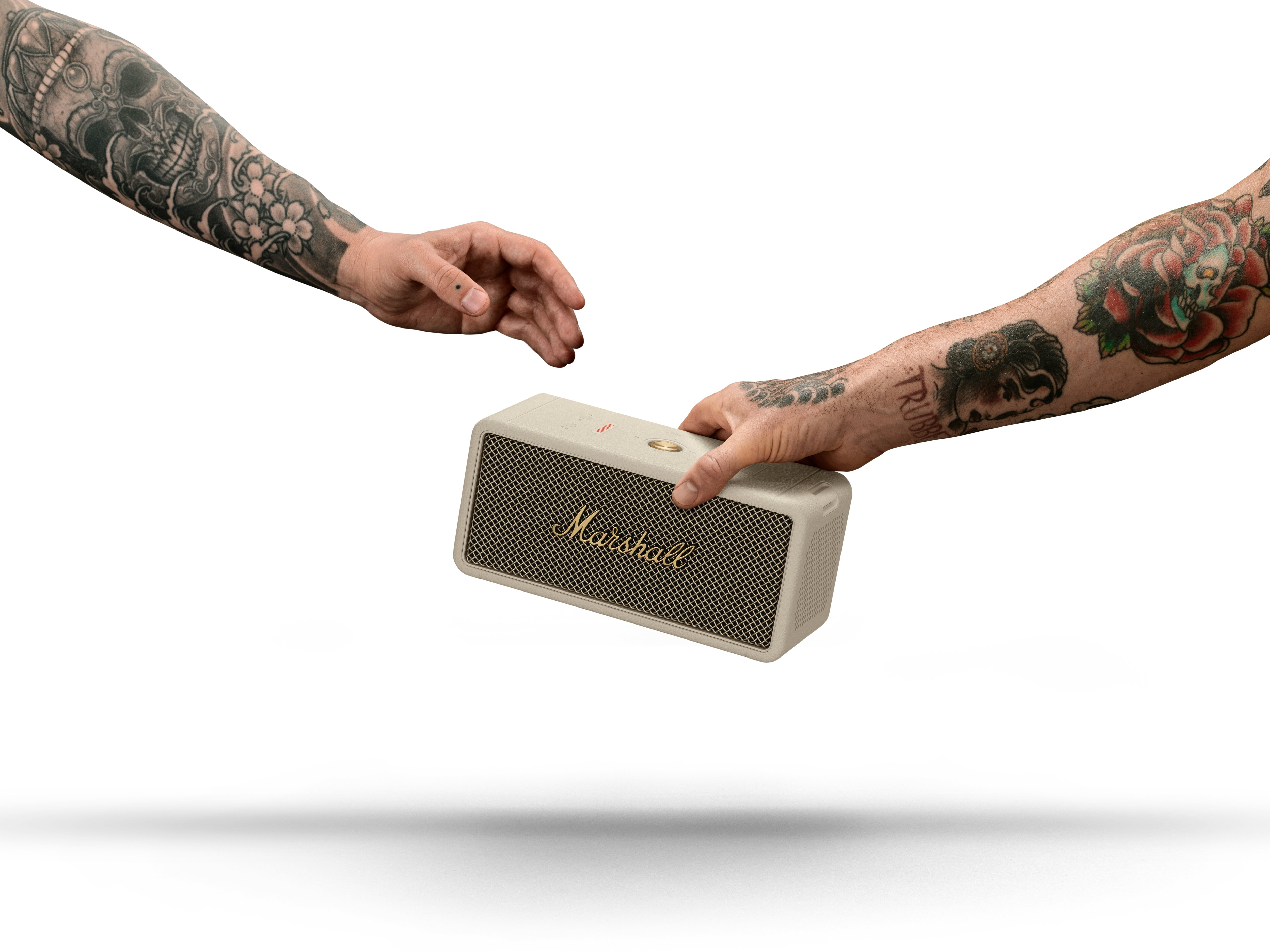 Zwei Arme mit Tattoos, die einen weißen Marshall-Lautsprecher halten. Weißer Hintergrund.