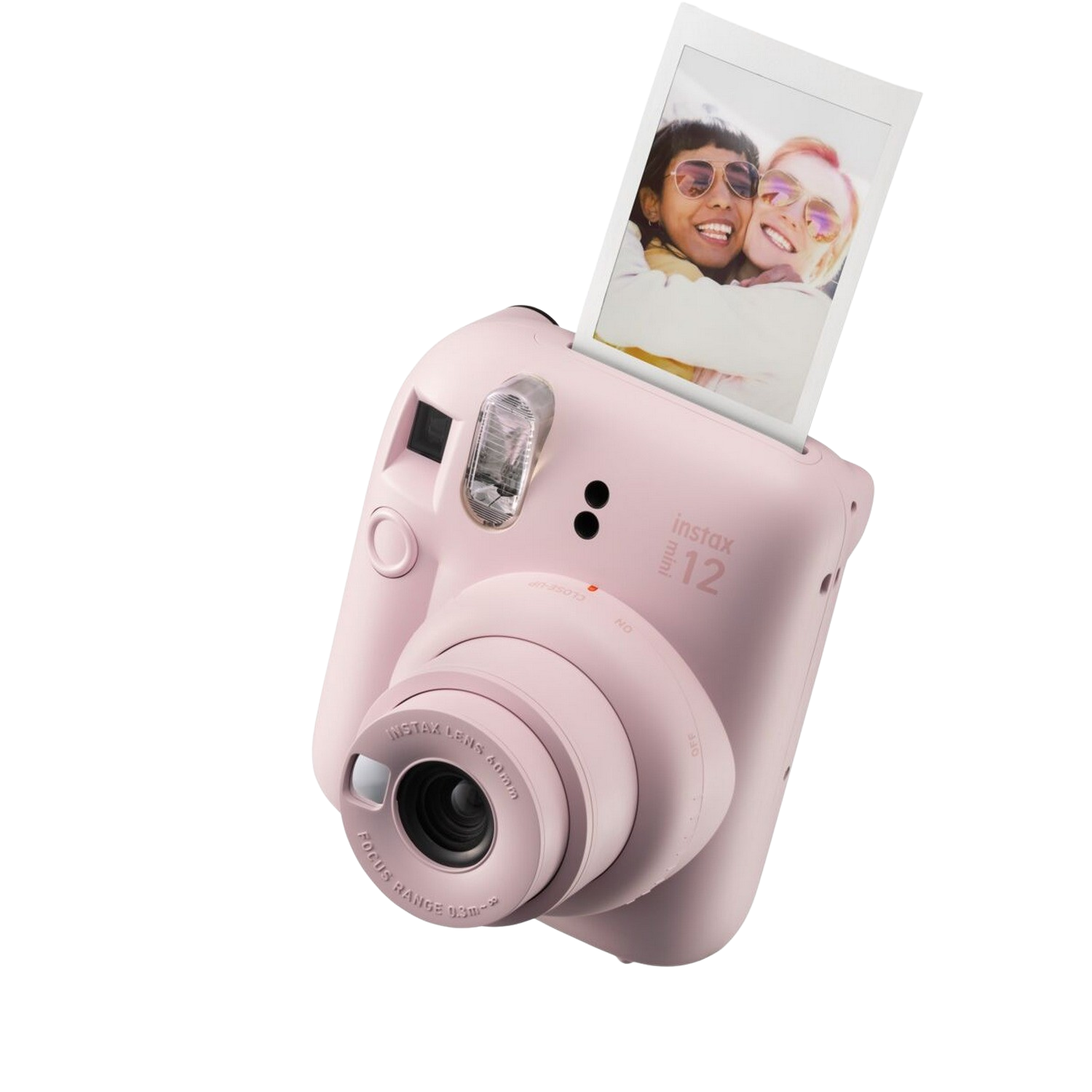 Roze Instax Mini 12 camera met een foto die eruit komt. De foto toont twee lachende vrouwen.