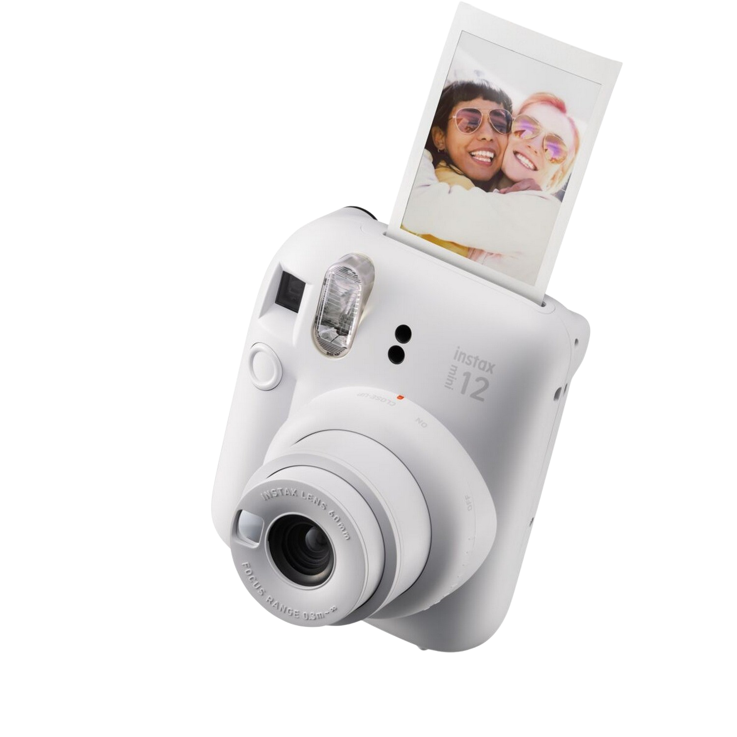 Witte Instax Mini 12 camera met een foto die eruit komt.