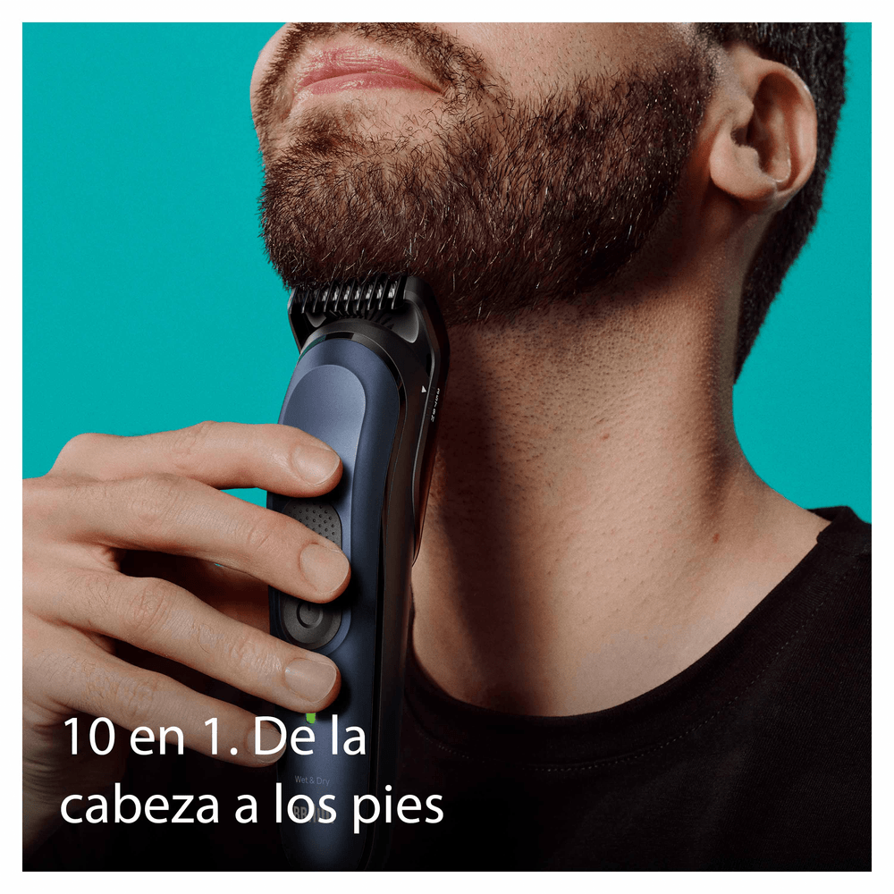 Un hombre se afeita la barba con una recortadora negra y azul. El texto dice '10 en 1. De la cabeza a los pies' en español.