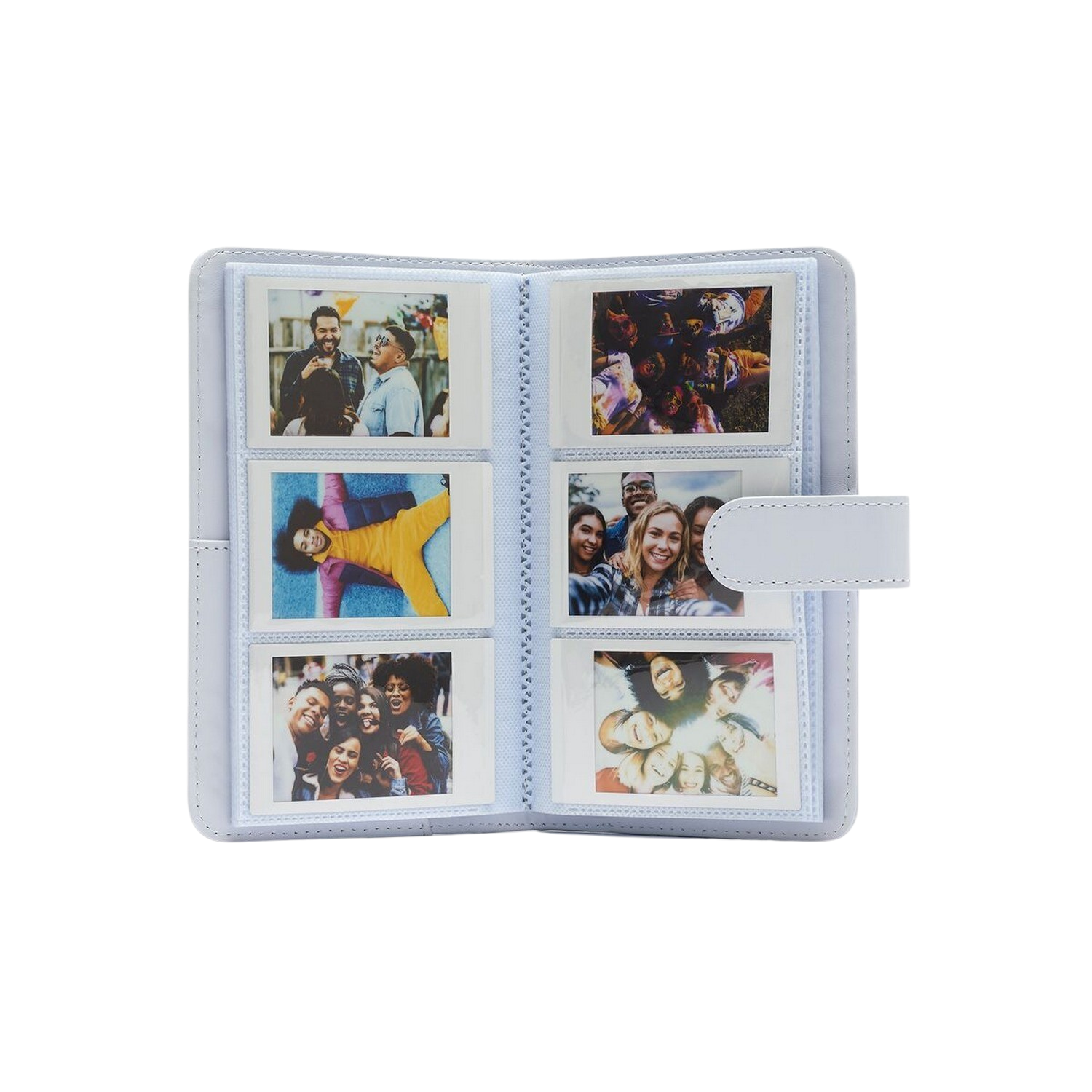 Een lichtblauw fotoalbum met foto's erin, met verschillende mensen. Witte achtergrond.