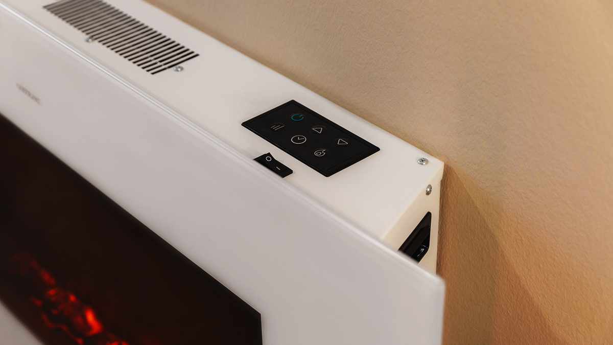 Una chimenea eléctrica blanca con panel de control está montada en una pared beige. El panel tiene botones y un interruptor.