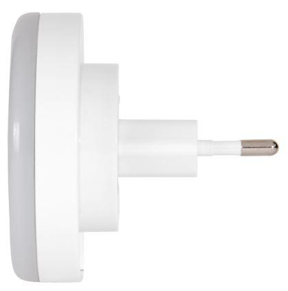 Ein weißes Nachtlicht mit einem Stecker, der in eine Wand gesteckt ist, Seitenansicht.