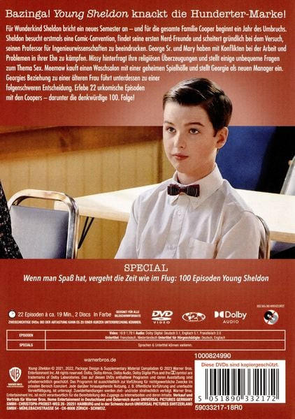 Rückseite der Young Sheldon DVD. Sheldon mit Fliege, mit deutschem Text. 100 Episoden.