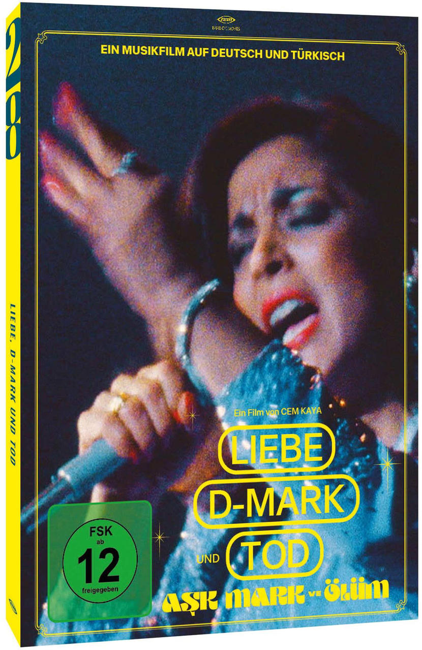 DVD-Cover mit einer Frau, die in ein Mikrofon singt. Gelber Text und ein Bewertungsschild.