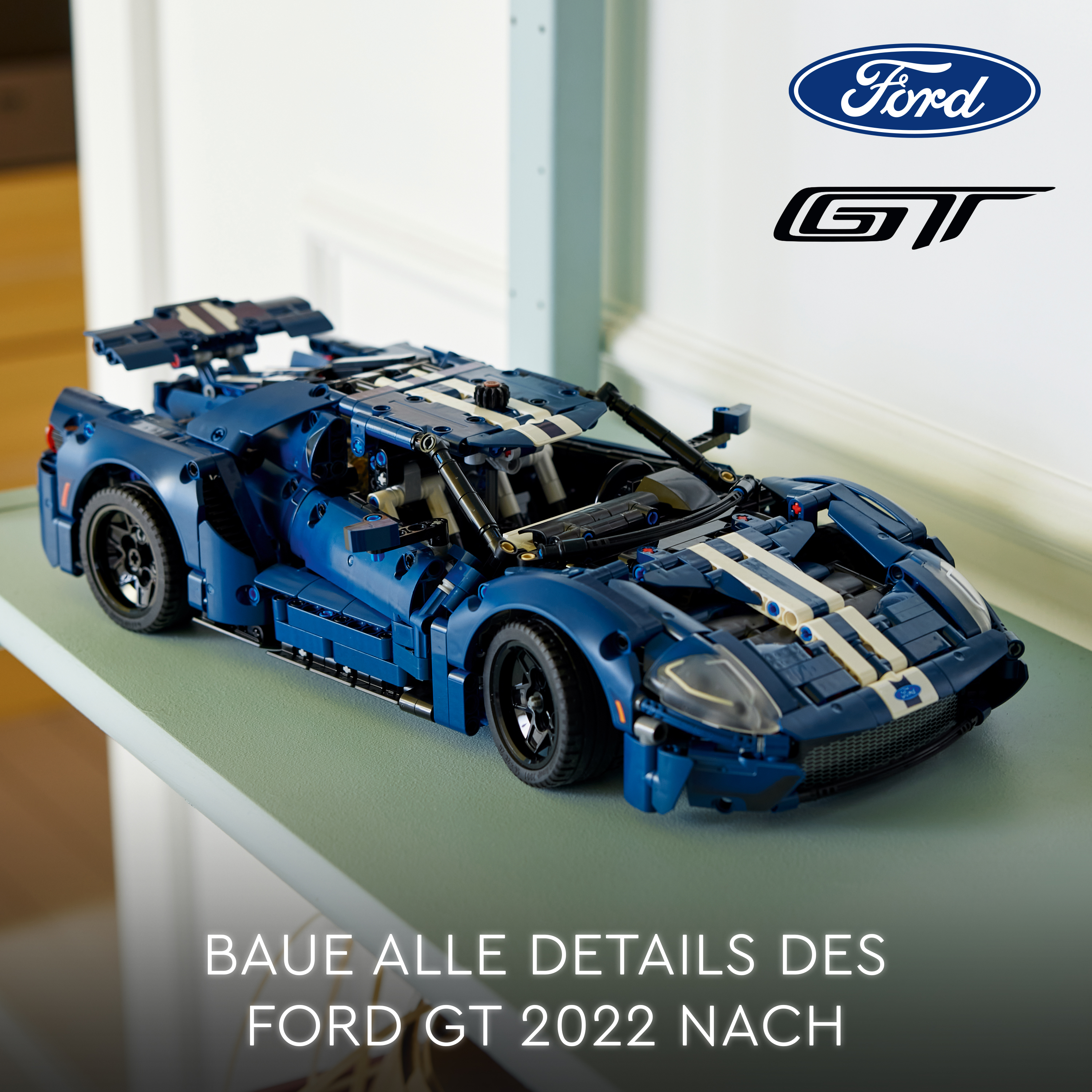 Ford GT Lego-Auto. Blaues Lego-Auto auf einem Regal. Ford- und GT-Logos im Hintergrund.
