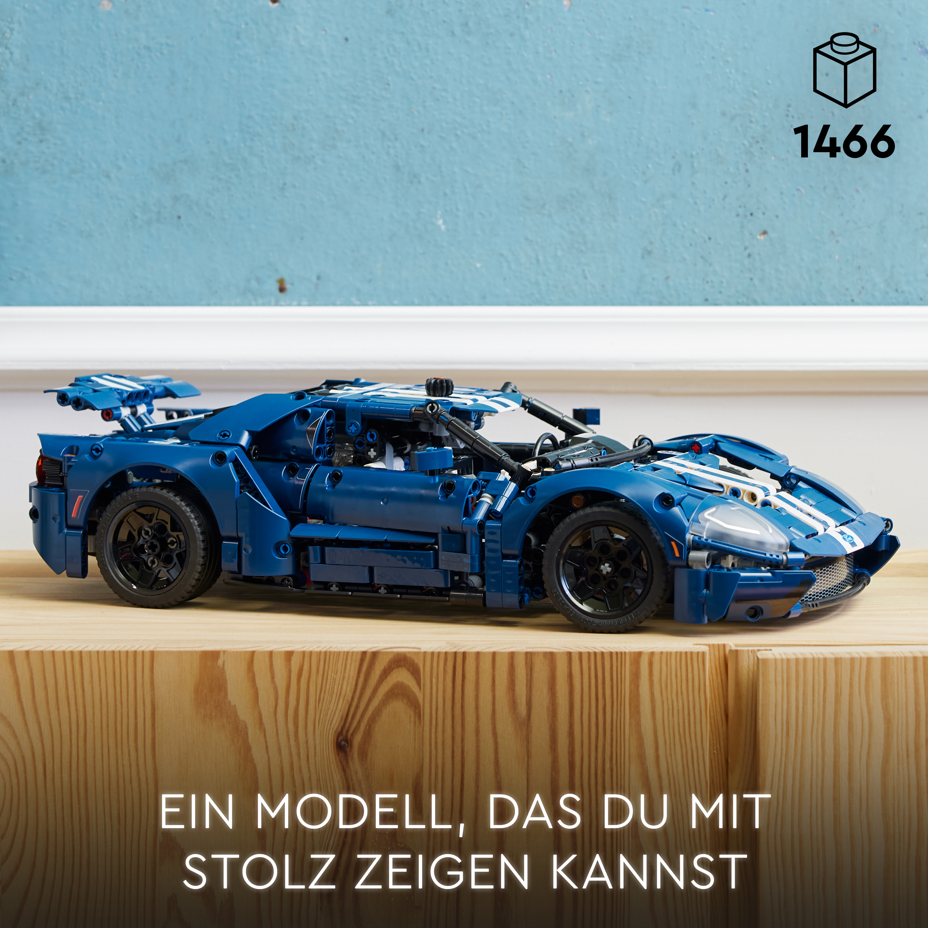 Blaues Lego Ford GT Rennwagenmodell auf Holz, mit dem Text: 'Ein Modell, das du stolz zeigen kannst'.