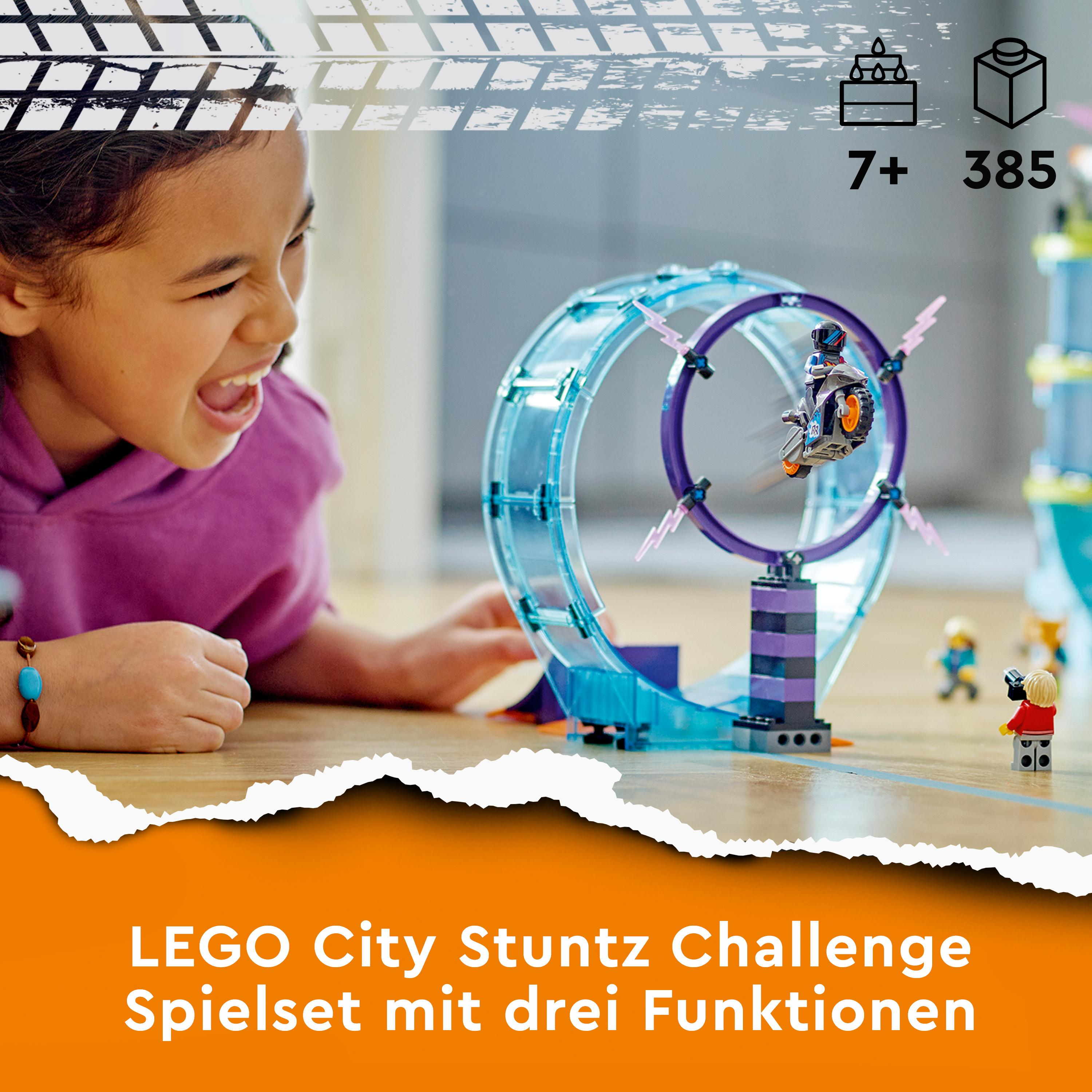 LEGO City Stuntz Set mit Kind, das lächelt, Lego-Figuren und Stuntstrecke. Weißer Text unten.