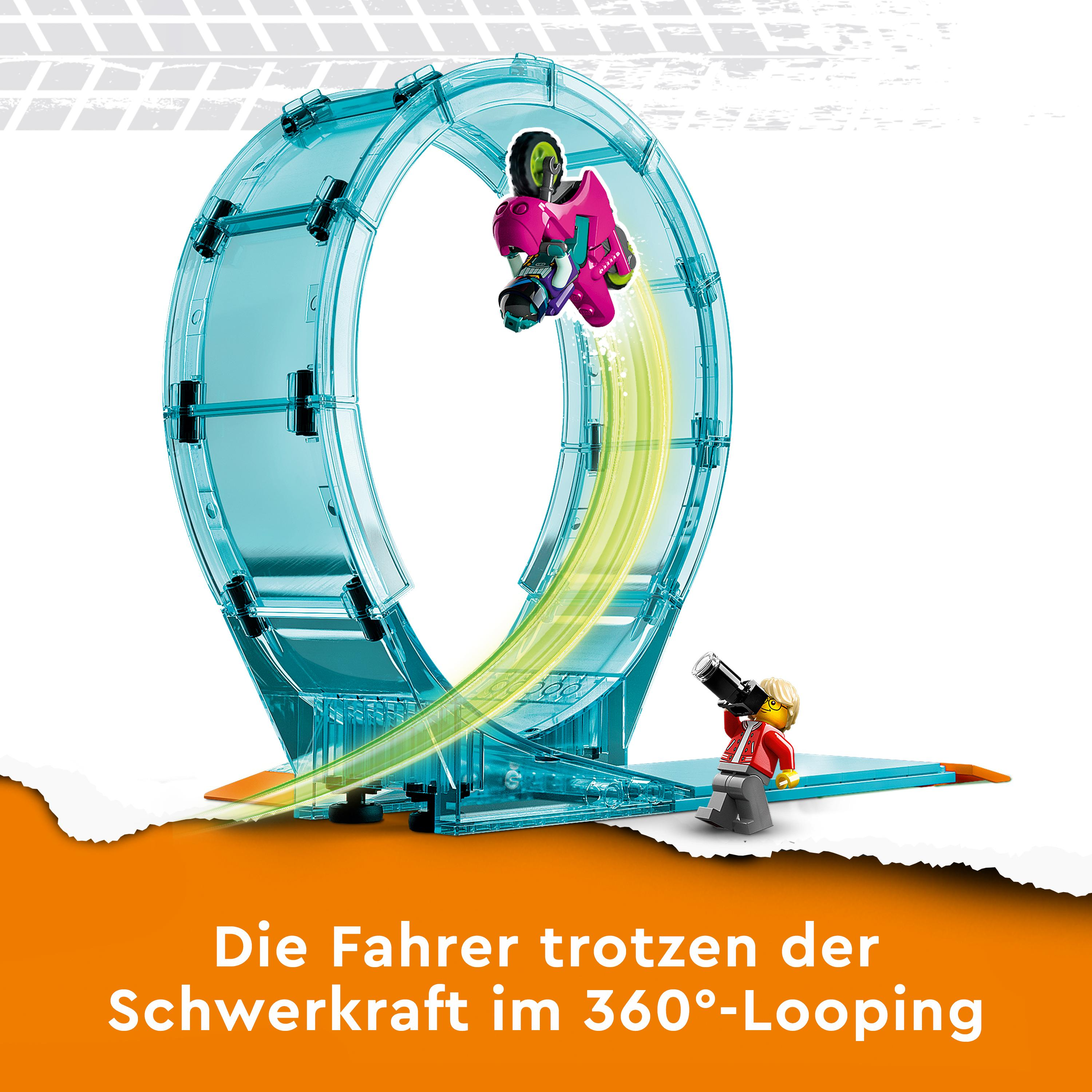 Spielzeugmotorrad macht eine Schleife. Eine Person mit Kamera beobachtet es. Weißer Hintergrund.