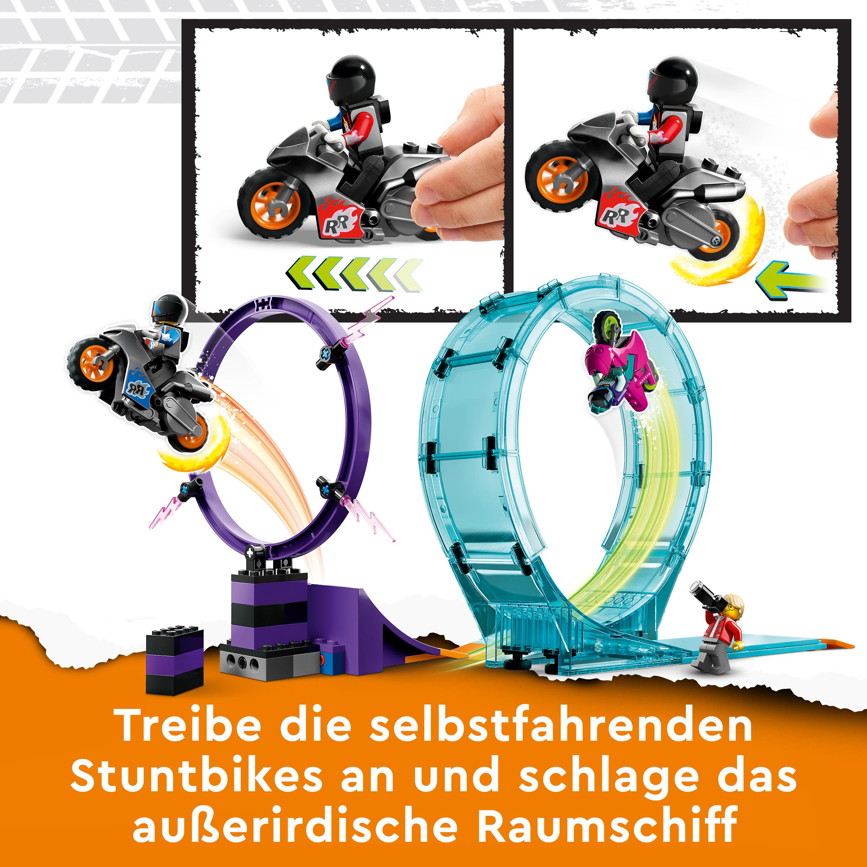 Lego-Set mit selbstfahrenden Stuntbikes, die Stunts auf einer Rennstrecke ausführen.