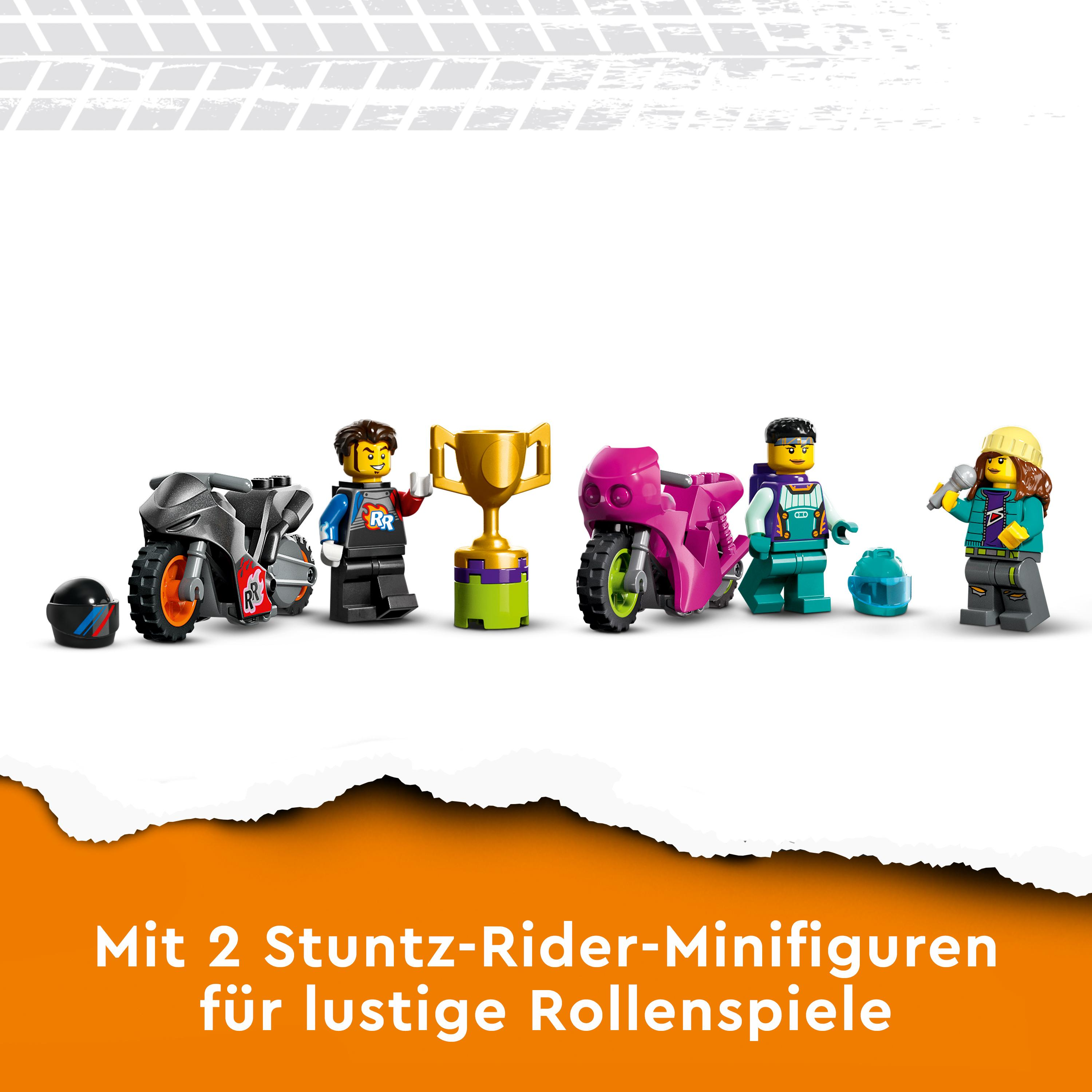 Lego Stuntz Set mit Mini-Figuren, Motorrädern, Trophäe und Helm.