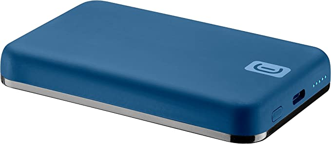 Un banco de energía azul con un borde plateado y un pequeño logotipo. Tiene un puerto USB y un botón de encendido.