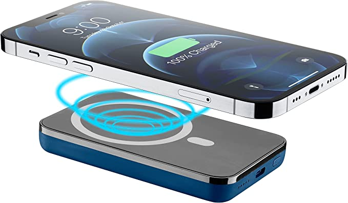 iPhone en un cargador inalámbrico. El teléfono muestra 100% cargado. El cargador es azul y plateado.