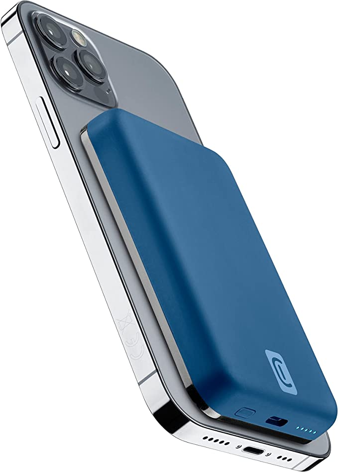 Un teléfono con un banco de energía azul adjunto. El banco de energía tiene un logotipo.