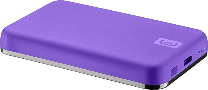 Batería externa portátil morada. Tiene forma rectangular redondeada con puerto USB y botón de encendido.