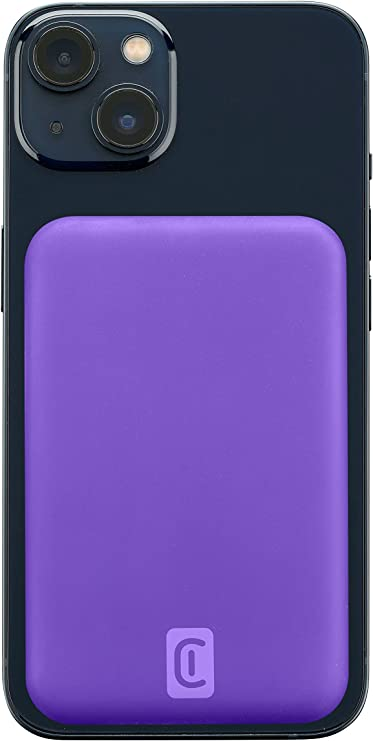 La parte trasera de un teléfono con una tarjeta rectangular púrpura adjunta. El logotipo de la marca es visible.