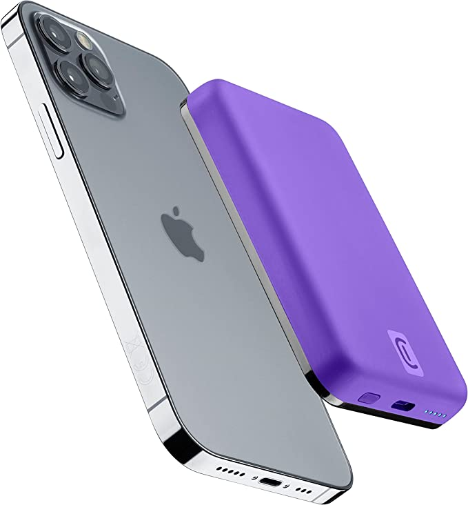 Un iPhone plateado junto a un banco de energía morado. El teléfono muestra el logo de Apple.