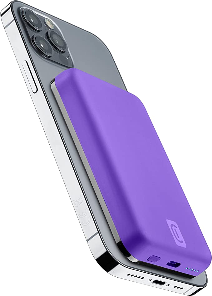 Un banco de energía portátil morado adjunto a la parte posterior de un teléfono plateado, visto en ángulo.
