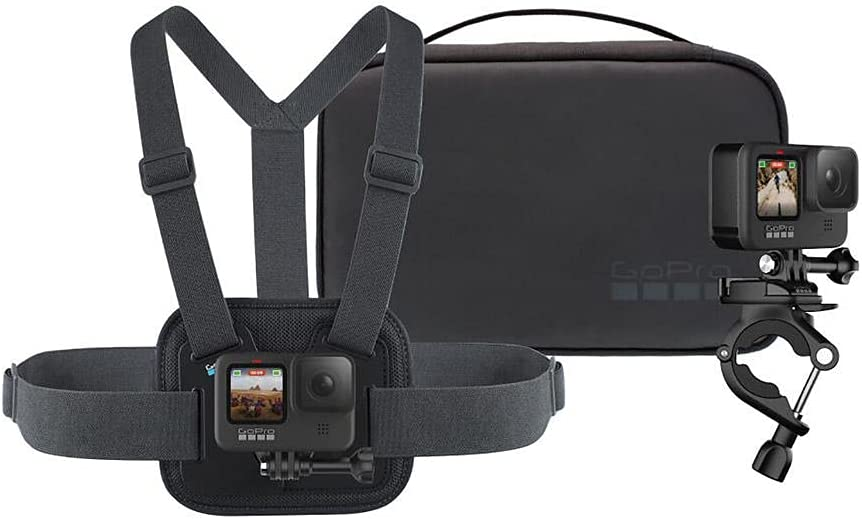 Kit de cámara GoPro con soporte de pecho, soporte de manija y estuche de transporte negro. Cámara enfocada.