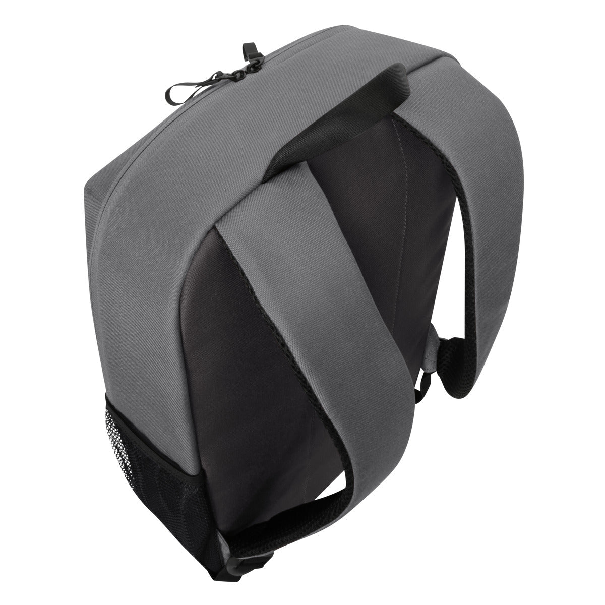 Una mochila gris con correas negras y un bolsillo lateral de malla, vista desde arriba.