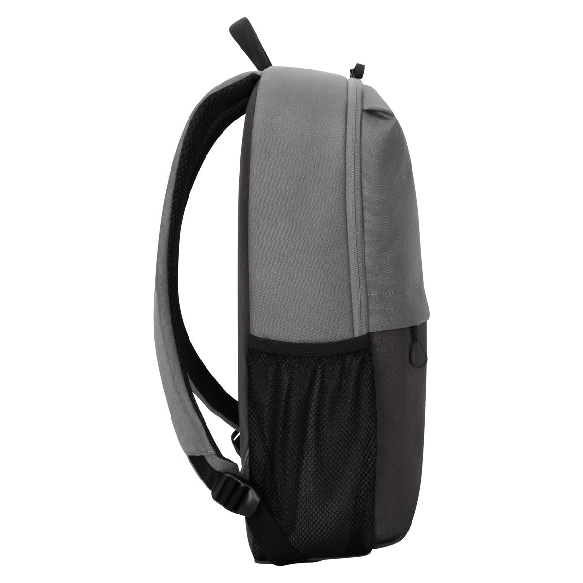 Mochila gris, vista lateral, con bolsillo de malla y correas negras.